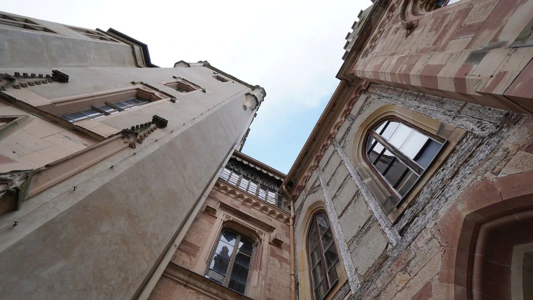 Schloss Reinhardsbrunn Das hohe Gebäude erhebt sich imposant und dominiert die umliegende Architektur.