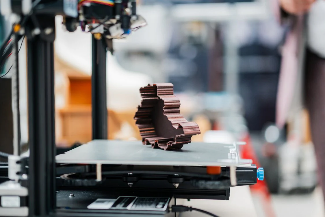 3D-Drucker fertigt ein Bauteil in Form von Thüringen auf der Druckplattform während des Maschinenbautags 2026.