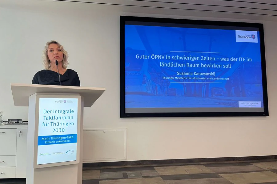 Eine Person präsentiert Inhalte im COMCENTER Brühl