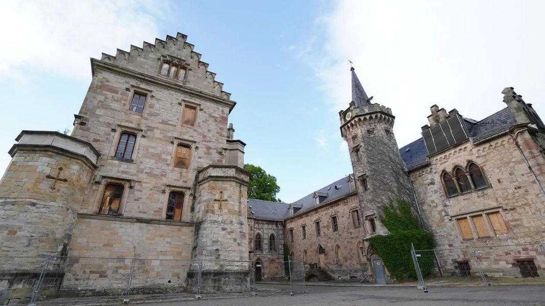 Schloss Reinhardsbrunn Innenhof und Hauptgebäude des Schlosses im Stile englischer Schlossbaukunst