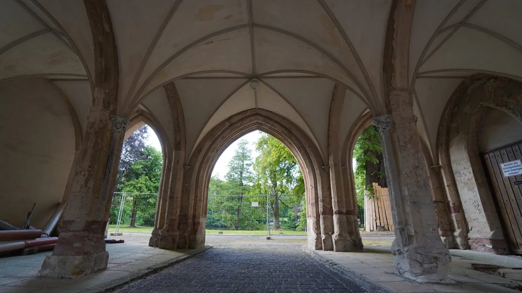 Außenaufnahme vom Schloss Reinhardsbrunn Torbögen des Hauptgebäudes vom Schloss Reinhardsbrunn