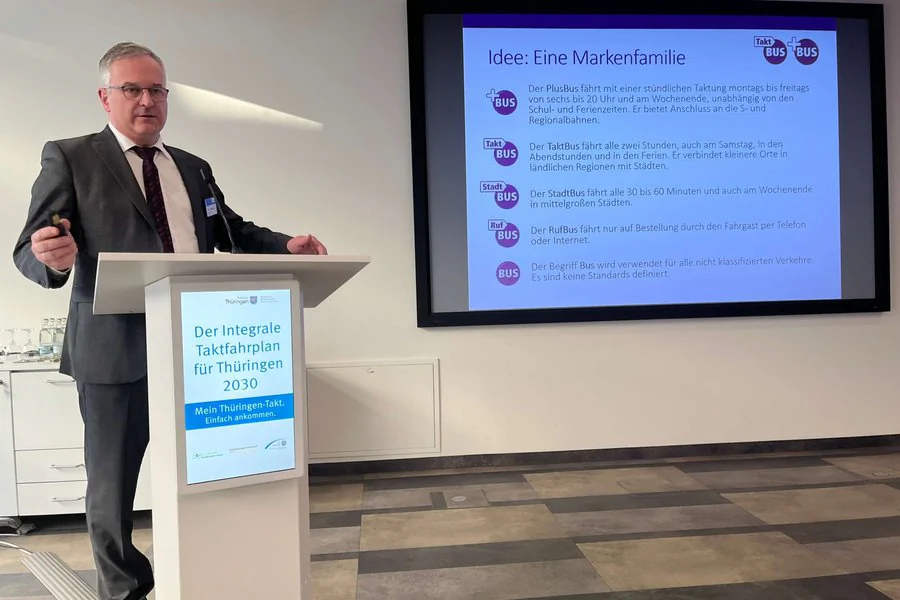 Eine Person präsentiert Inhalte im COMCENTER Brühl