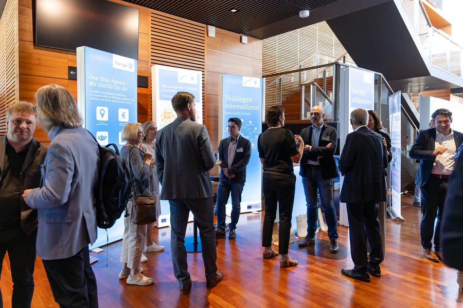 InnoCON Bildergalerie Foto: vielen Menschen tauschen sich auf der Veranstaltung aus