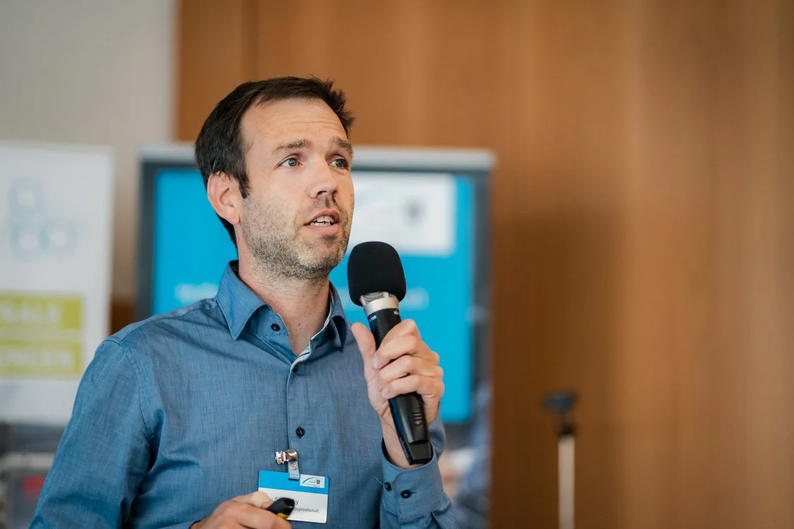 Referierender hält einen Vortrag mit Mikrofon beim Maschinenbautag 2026.