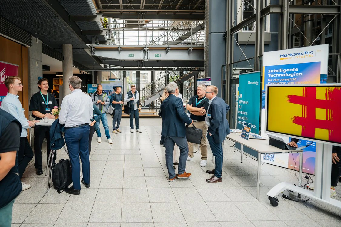 Networking und Fachaustausch beim Maschinenbautag 2026: Teilnehmende informieren sich an Ausstellerständen zu digitalen Technologien, Industrieanwendungen und Innovationen im Maschinenbau.