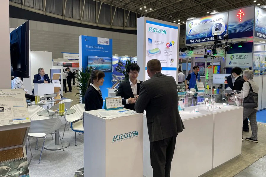 Menschen stehen am Stand LEG Thüringen auf der OPIE-Messe