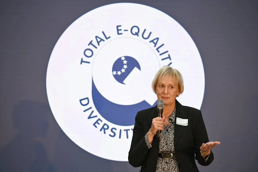 Frau Wosche hält eine Rede von dem Total E-Quality Diversity