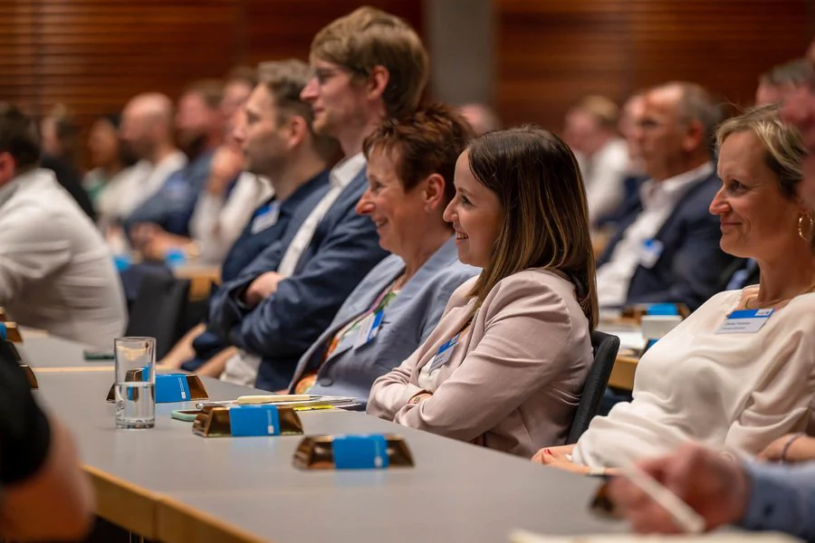 InnoCON Bildergalerie Nahaufnahme der Gäste im Auditorium