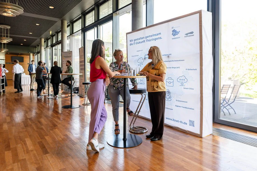 InnoCON Bildergalerie Foto, drei Frauen unterhalten sich an einem Messestand