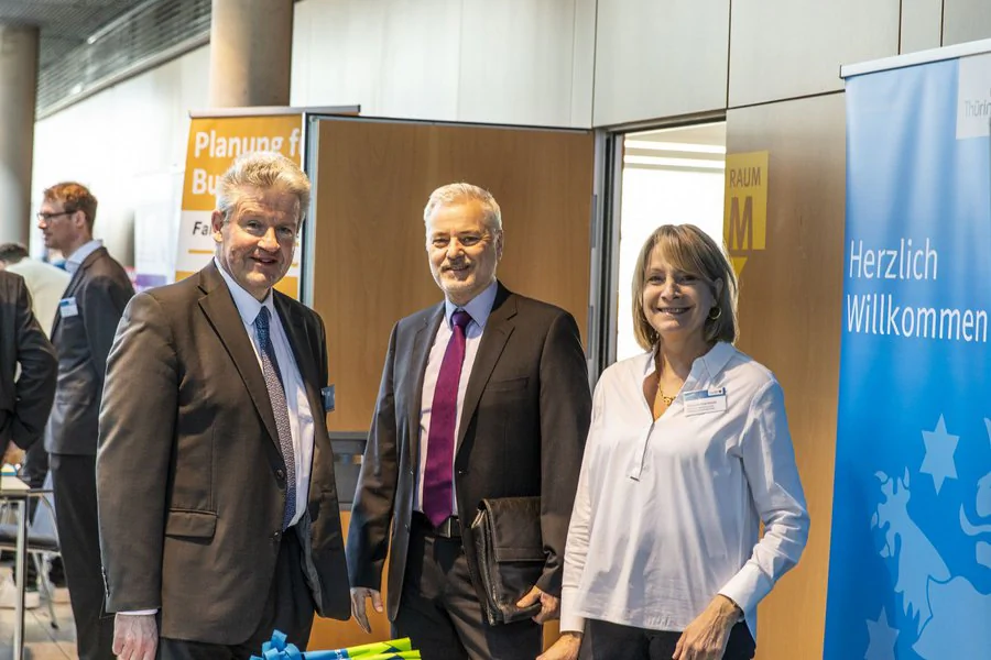 Thüringer Mobilitätskonferenz Herr Brämer (TMDI), Frau Malcherek (TMDI) und eine weitere Person Posen für ein Bild