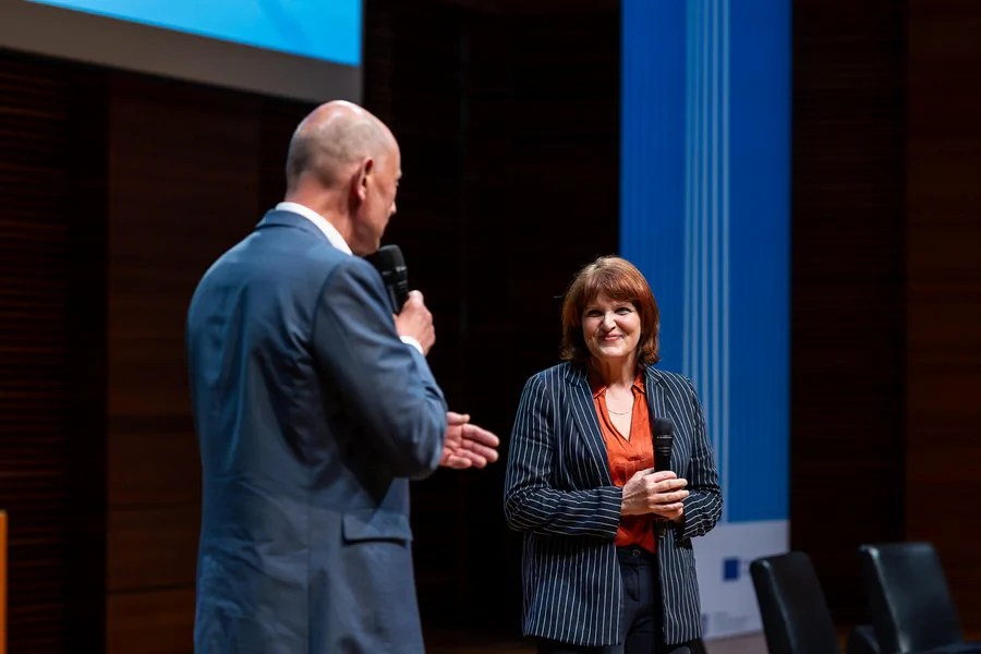 InnoCON Bildergalerie Foto: Wolfgang Tiefensee (Wirtschaftsminister Thüringen) und ein weiterer Gast unterhalten sich auf der Bühne
