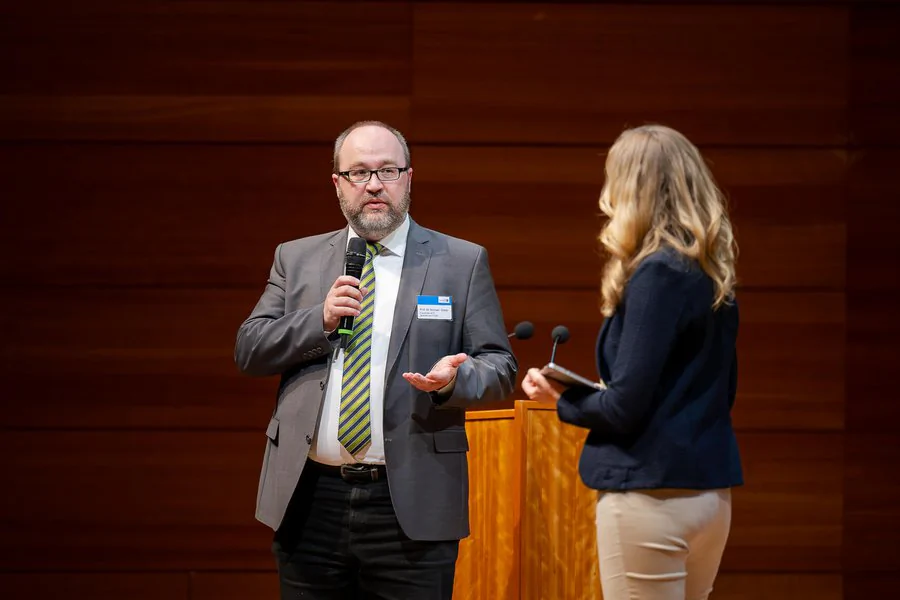 InnoCON Bildergalerie Foto: zwei Personen halten eine Rede