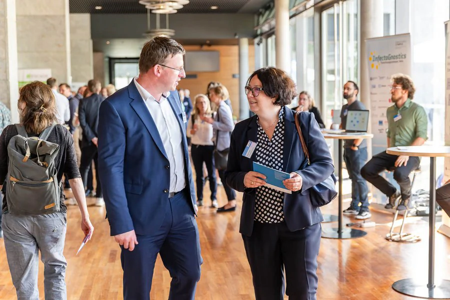 InnoCON Bildergalerie Foto: Robert Weigelt (LEG) und eine Frau tauschen sich auf der Veranstaltung aus