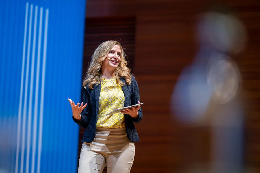 InnoCON Bildergalerie Eine Frau hält eine Rede am Podium.