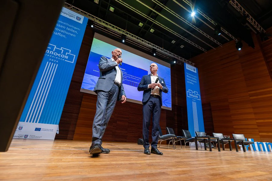 InnoCON Bildergalerie Foto: Andreas Krey (Geschäftsführer LEG) und Wolfgang Tiefensee (Wirtschaftsminister Thüringen) halten eine Rede