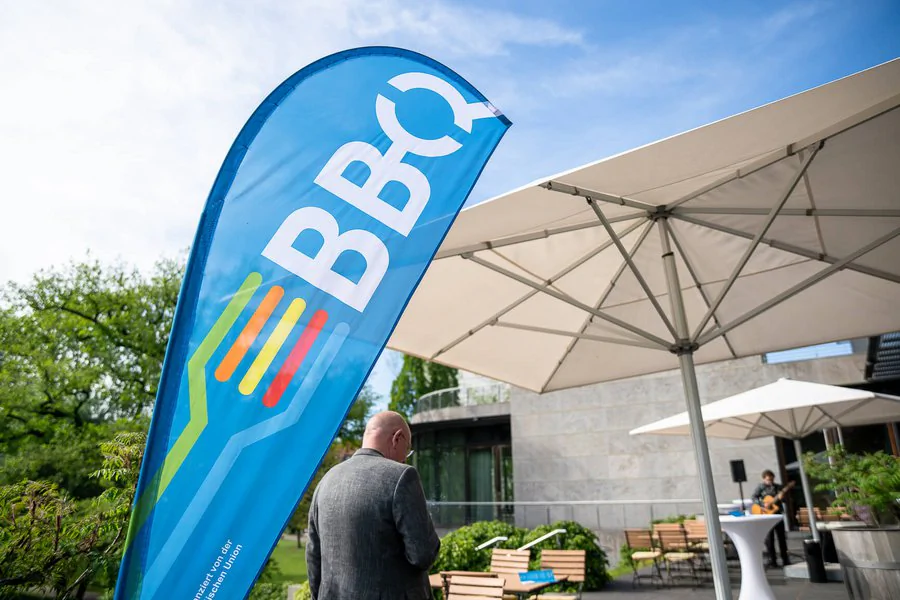InnoCON Bildergalerie Foto zeigt BBQ-Event im freien mit Sonnenschirmen und Outdoor-Möbeln