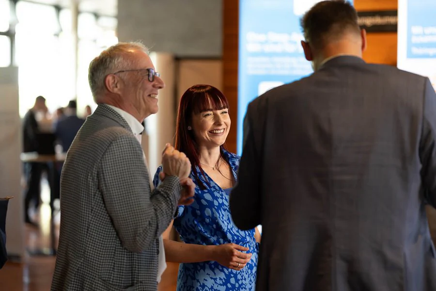 InnoCON Bildergalerie Foto: drei Personen unterhalten sich fröhlich auf der Veranstaltung