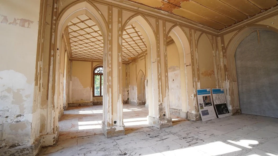 Innenaufnahme vom Schloss Reinhardsbrunn Innenraum des Schlosses mit Stuckdecke und Türbögen