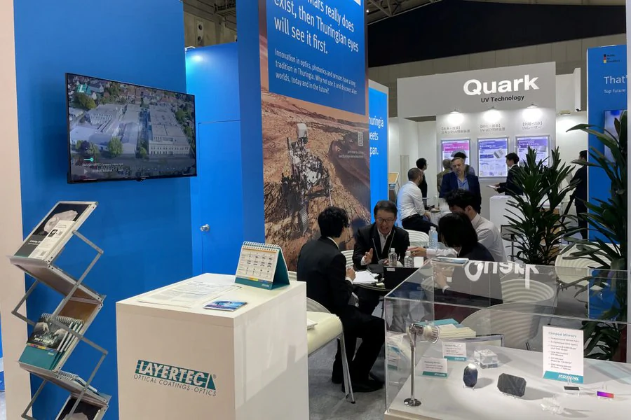 Menschen stehen am Stand LEG Thüringen auf der OPIE-Messe