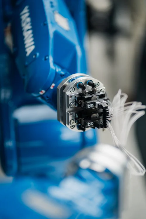 Industrieroboter mit Greifsystem auf dem Maschinenbautag 2026. Die Automatisierungslösung demonstriert moderne Robotik, intelligente Fertigung und innovative Produktionsprozesse im Maschinenbau.