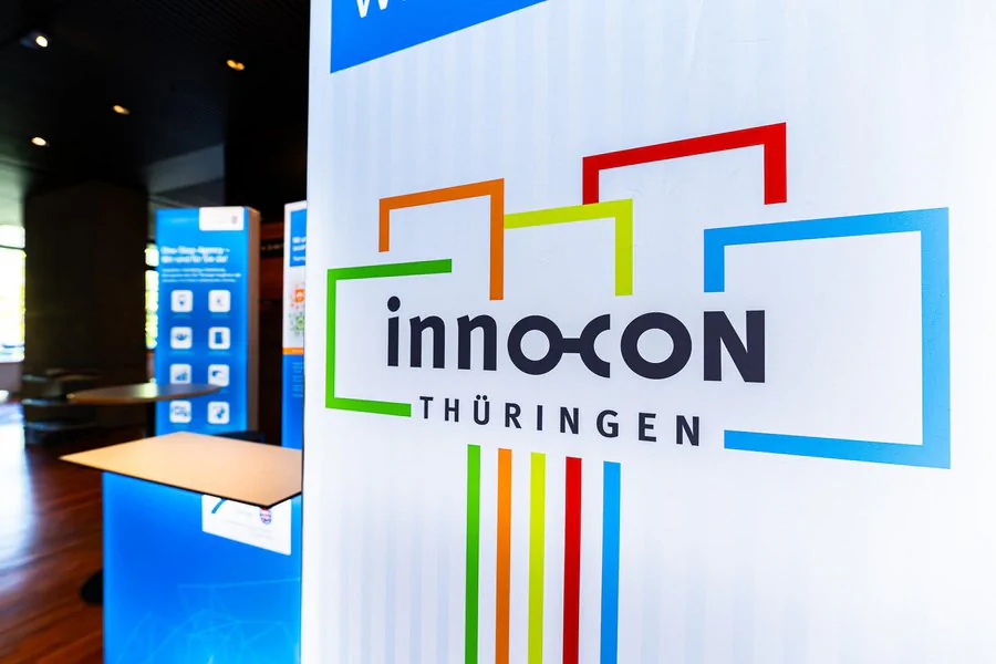 InnoCON Bildergalerie InnoCON Logo auf einem Rollup am Messestand