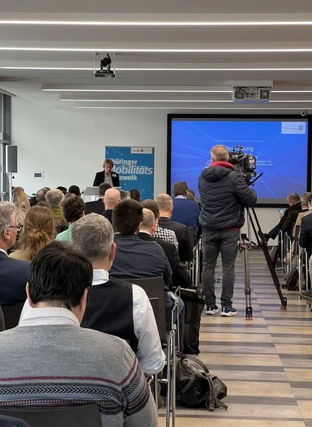 Thüringer Mobilitätskonferenz Kamera-Team filmt Frau Wosche während ihrer Rede auf einer Konferenz