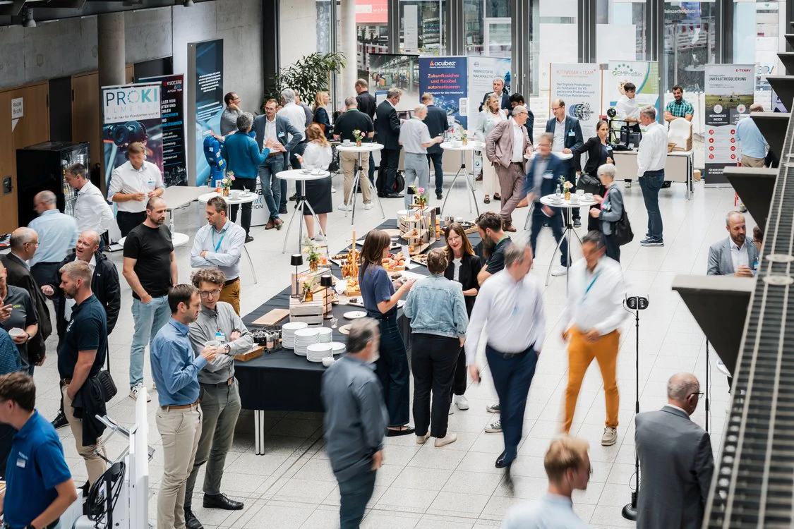 Teilnehmende des Maschinenbautags 2026 besuchen den Ausstellungs- und Networkingbereich der Fachveranstaltung.