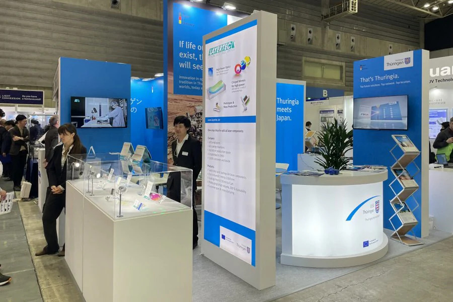 Menschen stehen am Stand LEG Thüringen auf der OPIE-Messe