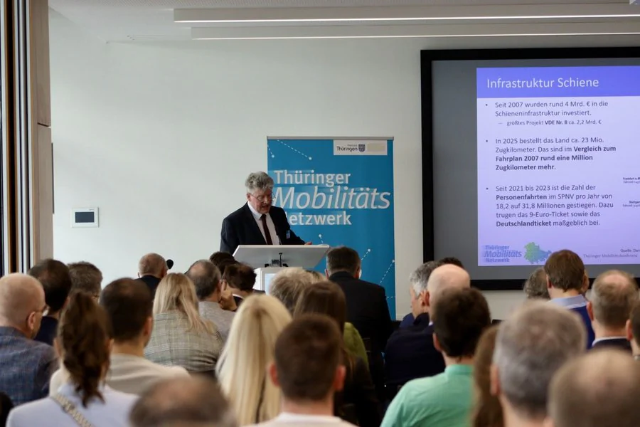Thüringer Mobilitätskonferenz Markus Brämer hält einen Vortrag vor Publikum auf der Mobilitätskonferenz