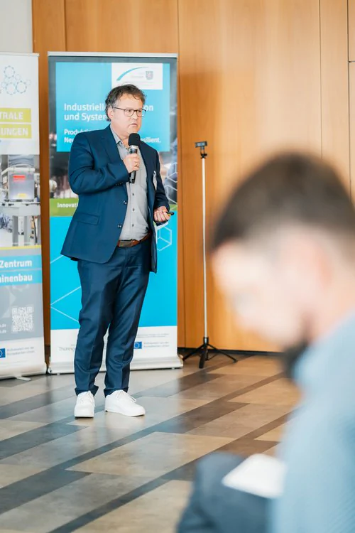 Referierender hält einen Fachvortrag mit Mikrofon beim Maschinenbautag 2026.