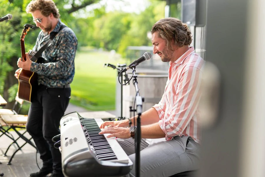 InnoCON Bildergalerie Zwei Männer musizieren zusammen auf einem Keyboard und einer Gitarre