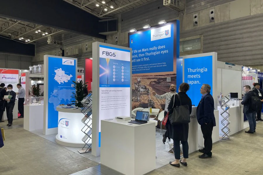 Menschen stehen am Stand LEG Thüringen auf der OPIE-Messe