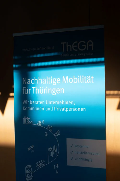 Copyright: TMDI / B. Schmidt Roll-up banner on the topic of sustainable mobility in Thuringia at the Thuringian Mobility Network with information on consulting services for companies, municipalities, and private individuals.