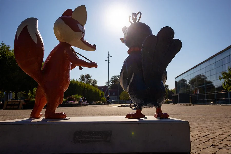 Fox and magpie on Brühl's Theaterplatz Fox and magpie on Brühl's Theaterplatz