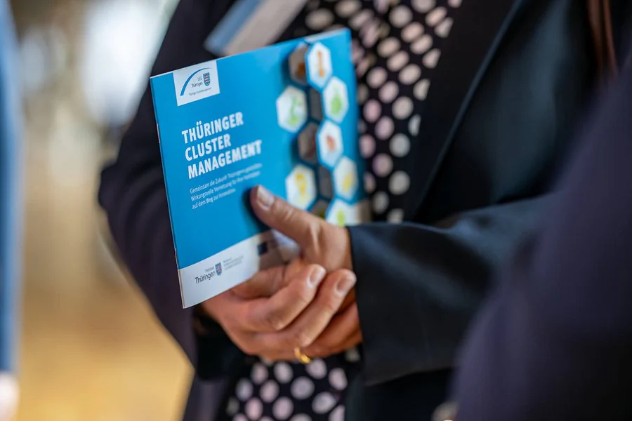 InnoCON Bildergalerie Foto: Person hält einen Flyer in der Hand