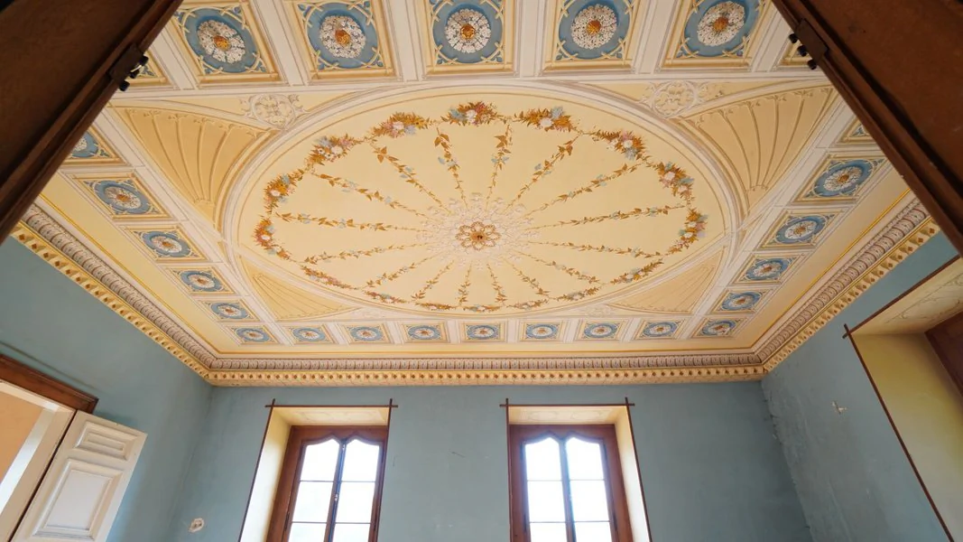 Innenaufnahme vom Schloss Reinhardsbrunn Das Innere eines verlassenen Schlosses mit blauen Wänden und aufwändiger Stuckdecken