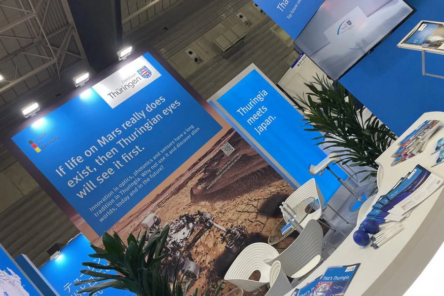 Rollup auf dem Messestand der LEG Thüringen zum Thema Optiken im Mars-Rover