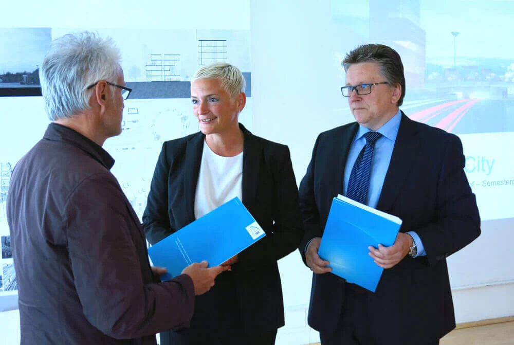 Die Vertragspartner vor Ort (v.l.n.r.):  Prof. Bernd Rudolf, Bauhaus-Uni Weimar; Silke Wuttke, Vorstandssprecherin WBG Zukunft eG und Thomas Coburger, LEG Thüringen