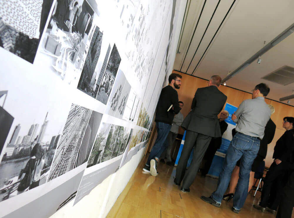 Vor der ICE-City-Skizzenwand entstanden angeregte Diskussionen über die Entwürfe der Studenten. Vor der ICE-City-Skizzenwand entstanden angeregte Diskussionen über die Entwürfe der Studenten.