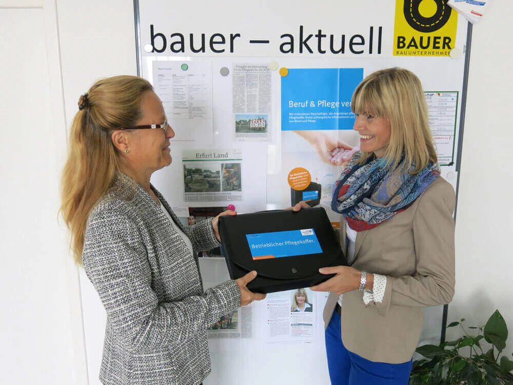 Dr. Sigrun Fuchs, Projektleiterin der Thüringer Servicestelle Beruf und Familie (TSBF) (l.) übergab den neuen „Betrieblichen Pflegekoffer“ an Marion Löser, Personalchefin der Bauer Bauunternehmen GmbH aus Walschleben.