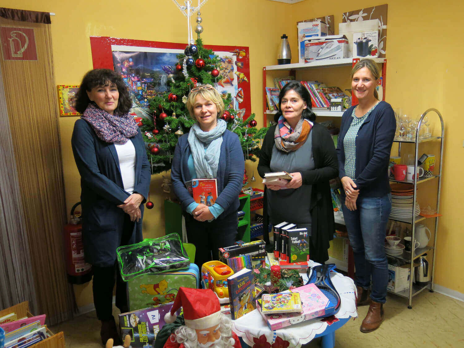 Spendenübergabe im Bummi-Kaufhaus mit (v.l.) Abteilungsleiterin Anke Kalb und Simone Otto von der LEG-Abteilung Personal- und Fachkräftemanagement sowie Kathrin Simon und Miriam Trautwein vom AWO-Landesverband Thüringen.