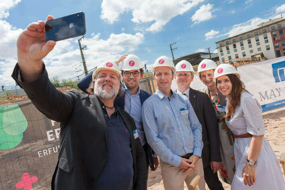 v.l.: Marco Nussbaum (Gründer und CEO prizeotel), Maximilian May (GF May & Co.), Steffen Linnert (Beigeordneter der Stadt Erfurt), Ministerpräsident Bodo Ramelow, Sabine Wosche (GF LEG), Valentina Kerst (Wirtschafts-Staatssekretärin) v.l.: Marco Nussbaum (Gründer und CEO prizeotel), Maximilian May (GF May & Co.), Steffen Linnert (Beigeordneter der Stadt Erfurt), Ministerpräsident Bodo Ramelow, Sabine Wosche (GF LEG), Valentina Kerst (Wirtschafts-Staatssekretärin)