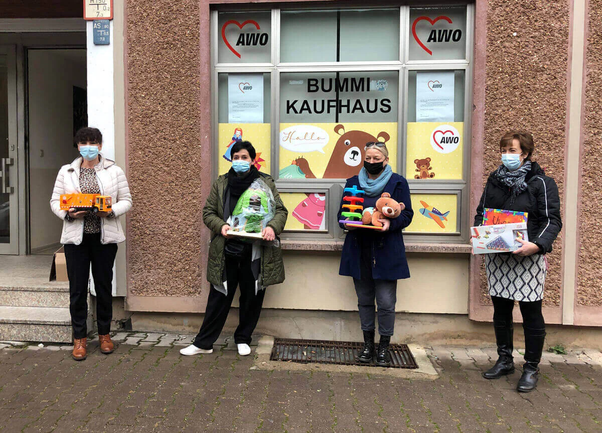 Bei der Spendenübergabe: LEG-Abteilungsleiterin Anke Kalb, Kathrin Simon, Cornelia Schiano (Bummi-Kaufhaus) und AWO-Landesgeschäftsführerin Sonja Tragboth