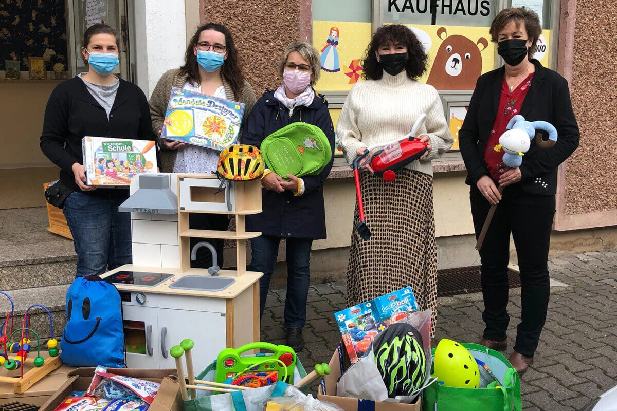 Zehn Kisten mit Spielsachen und Kleidung: Sachspende im Advent erfreut die Kleinen