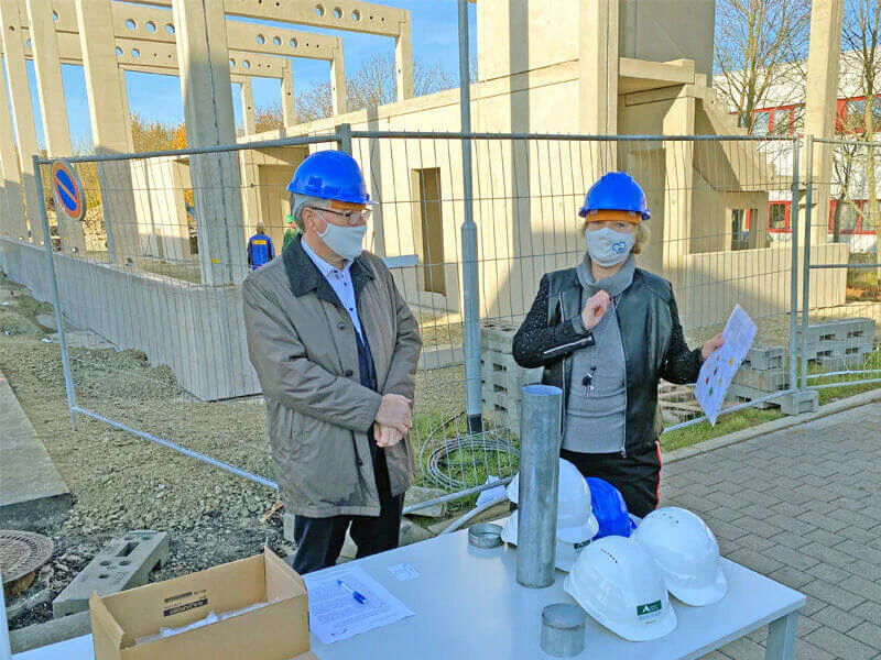 Der Grundstein für das neue Entwicklungszentrum ist gelegt.