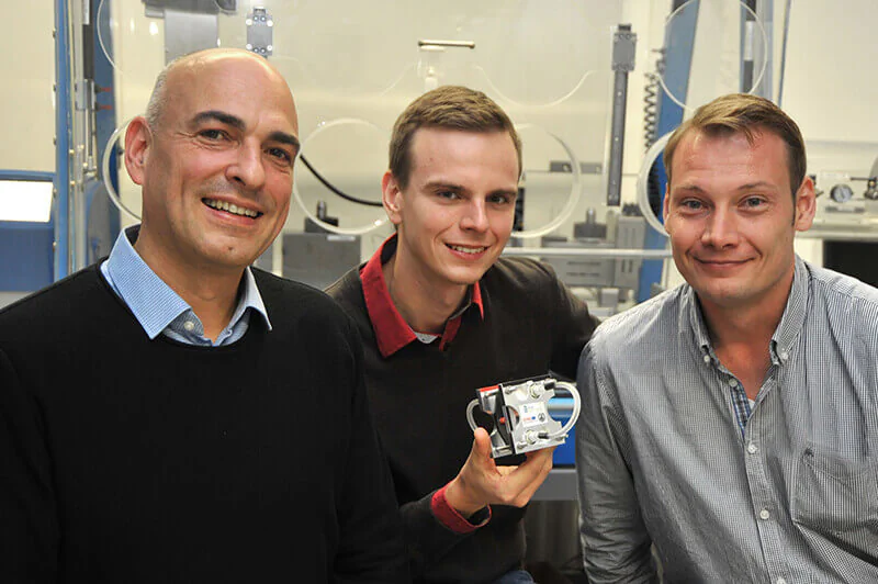 Prof. Dr. Ulrich S. Schubert, Tobias Janoschka und Dr. Martin Hager arbeiten an der Entwicklung zukunftsfähiger Batterien.
