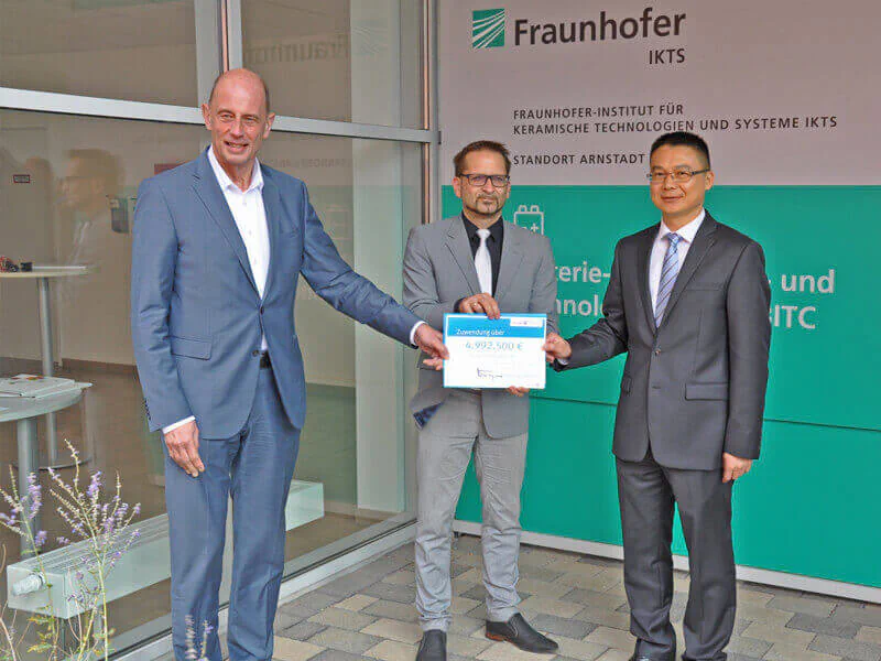 Thüringens Wirtschaftsminister Wolfgang Tiefensee, Dr. Roland Weidl, Standortleiter BITC, und Jason Chen, General Manager Operations Europe CATL, bei der symbolischen Übergabe des Förderschecks.