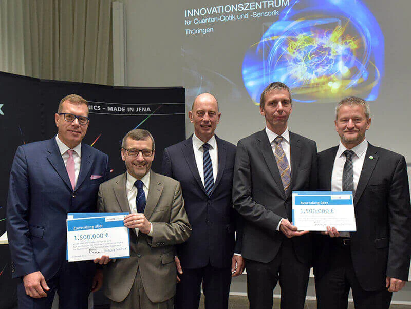 Übergabe der Fördermittelbescheide (v.l): Andreas Tünnermann, Walter Rosenthal (FSU Jena), Wolfgang Tiefensee (TMWWDG), Kai-Uwe Sattler und Jens Müller (TU Ilmenau).
