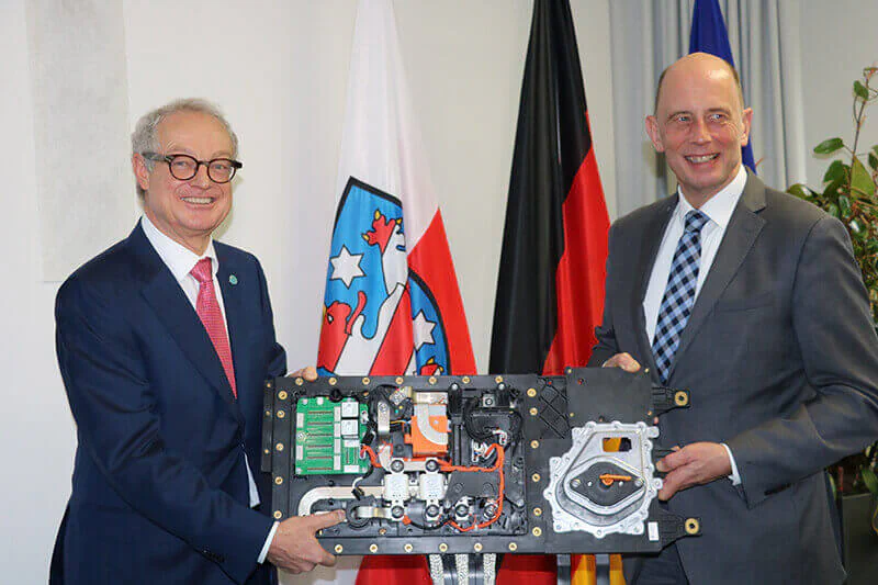 Dr. Harald Marquardt, Vorsitzender der Geschäftsführung der Marquardt-Gruppe, und Wirtschaftsminister Wolfgang Tiefensee (v.l.) anlässlich der Pressekonferenz zur Erweiterungsinvestition. Bild: Marquardt GmbH