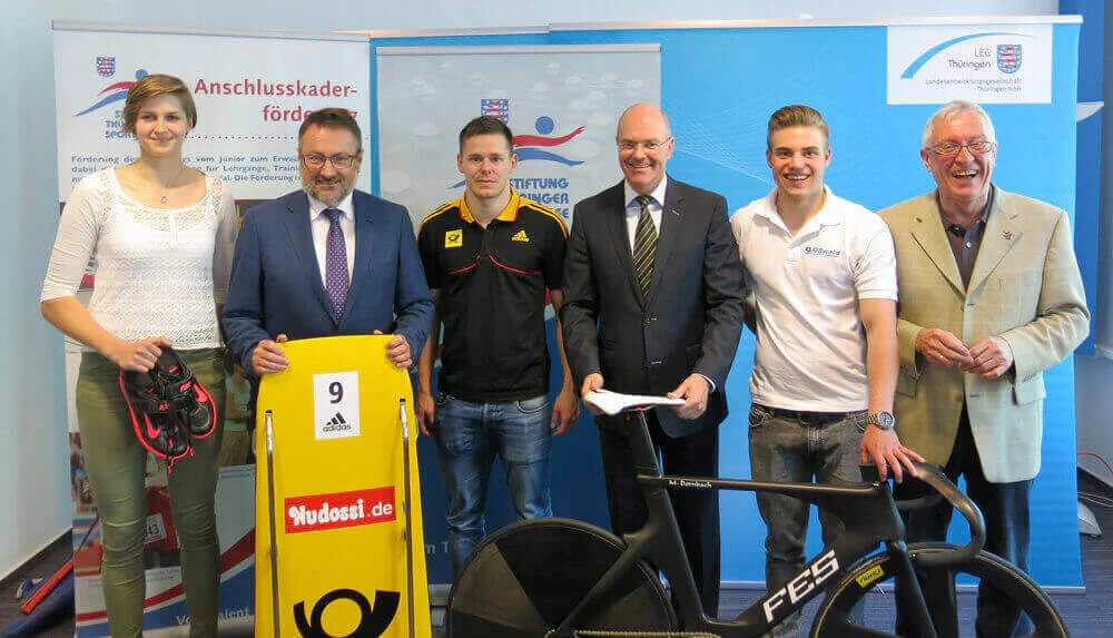 Thüringer Sportler erhalten Förderung von LEG und Thüringer Sporthilfe (v.l.n.r.): Marie-Sophie Frank (Leichtathletik), Frank Krätzschmar (LEG), Christopher Grotheer (Skeleton), Andreas Krey (LEG), Maximilian Dörnbach (Radsport) und Dr. Kuno Schmidt Thüringer Sportler erhalten Förderung von LEG und Thüringer Sporthilfe (v.l.n.r.): Marie-Sophie Frank (Leichtathletik), Frank Krätzschmar (LEG), Christopher Grotheer (Skeleton), Andreas Krey (LEG), Maximilian Dörnbach (Radsport) und Dr. Kuno Schmidt